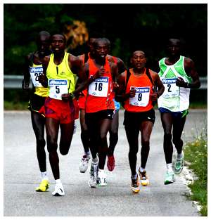 Amatrice-Configno, Paul Kosgei, il vincitore, ha percorso gli 8 chilometri e mezzo fino ad Amatrice in 23’47’’.