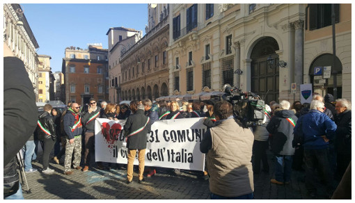 Terremoto: a Roma con fascia tricolore protestano i terremotati 