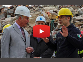 Amatrice, il principe Carlo visita la zona rossa e omaggia le vittime del sisma